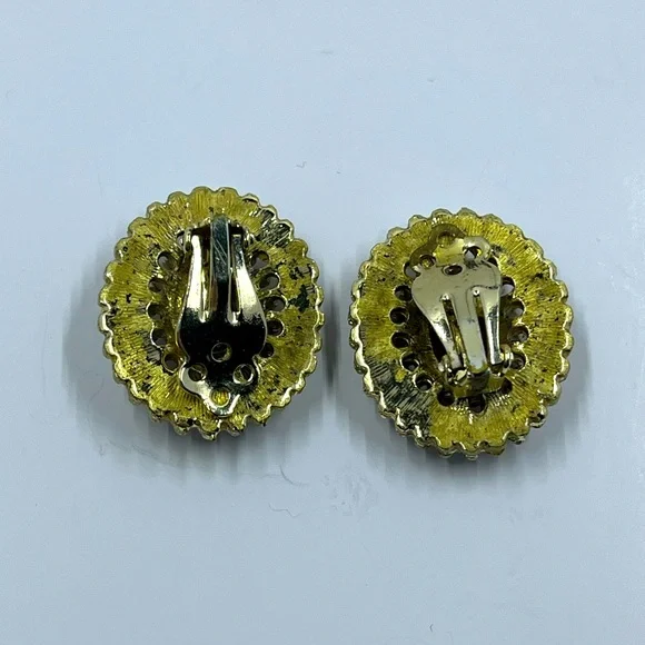 Gorgeous and Unique Vintage Cameo Upside Down Clip On Earrings - Picture 5 of 7